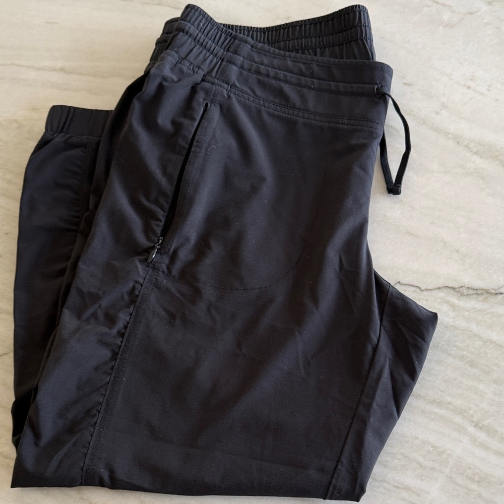 Athleta black crop pants size 10